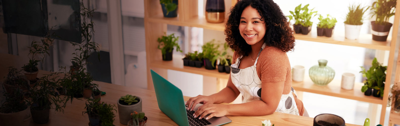 Mujer sonrie mientras utiliza el servicio de Internet Fijo de Claro Negocios. 