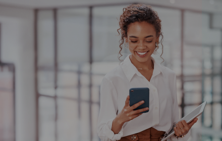 Mujer sonrie mientras disfruta del servicio de Conectividad M2M Claro Negocios.