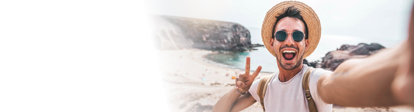 Joven de visita en una playa con Roaming Claro