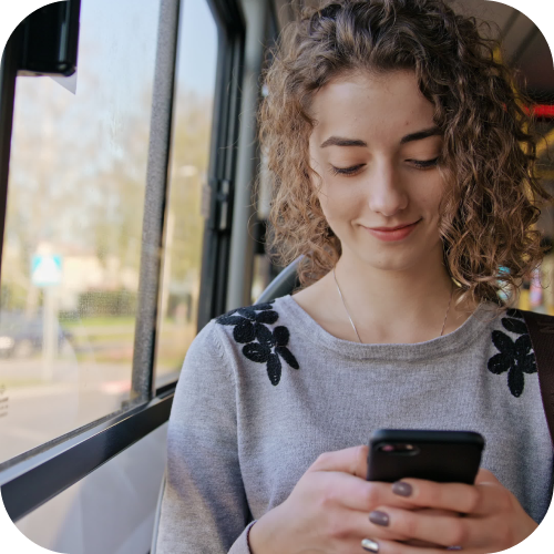 Tus pasajeros disfrutan de conexión mientras llegan a su destino con SmartBus WiFi de Claro Negocios