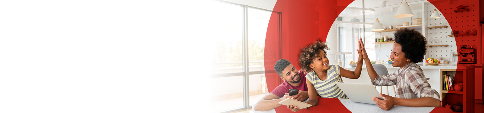 Familia feliz con dispositivos inteligentes utlizando Norton Seguridad Claro